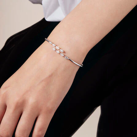 Hearts On Fire 18K Aerial Marquise Diamond Flexi Bangle - Image 4